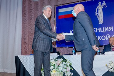 Действовать в соответствии с буквой закона